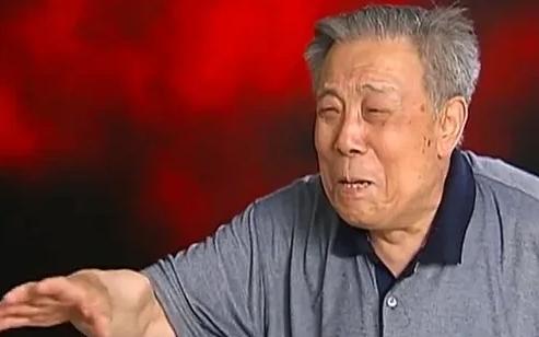 1943年的一天夜里，8个穿着孝服的壮汉，抬着一口大棺材出殡，迎面过来的日军下车