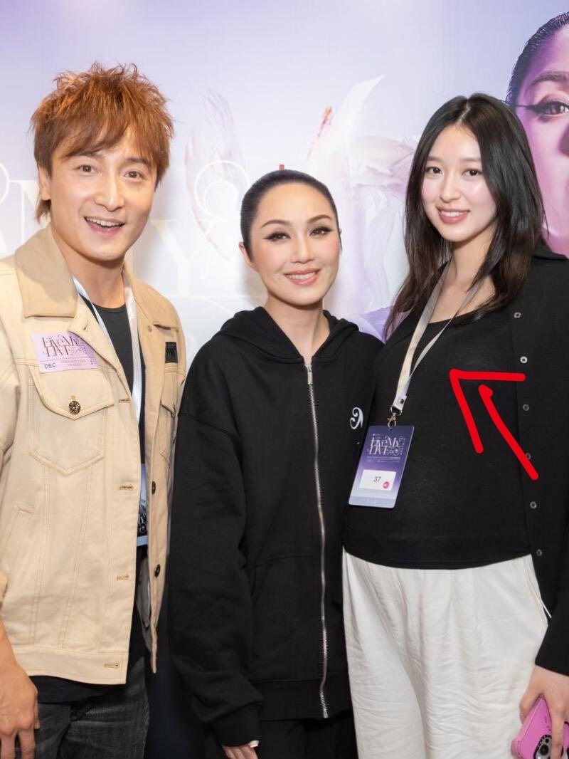 方力申老婆叶萱顶着大肚子看杨千嬅演唱会 ，在一众明星中也非常抢眼 