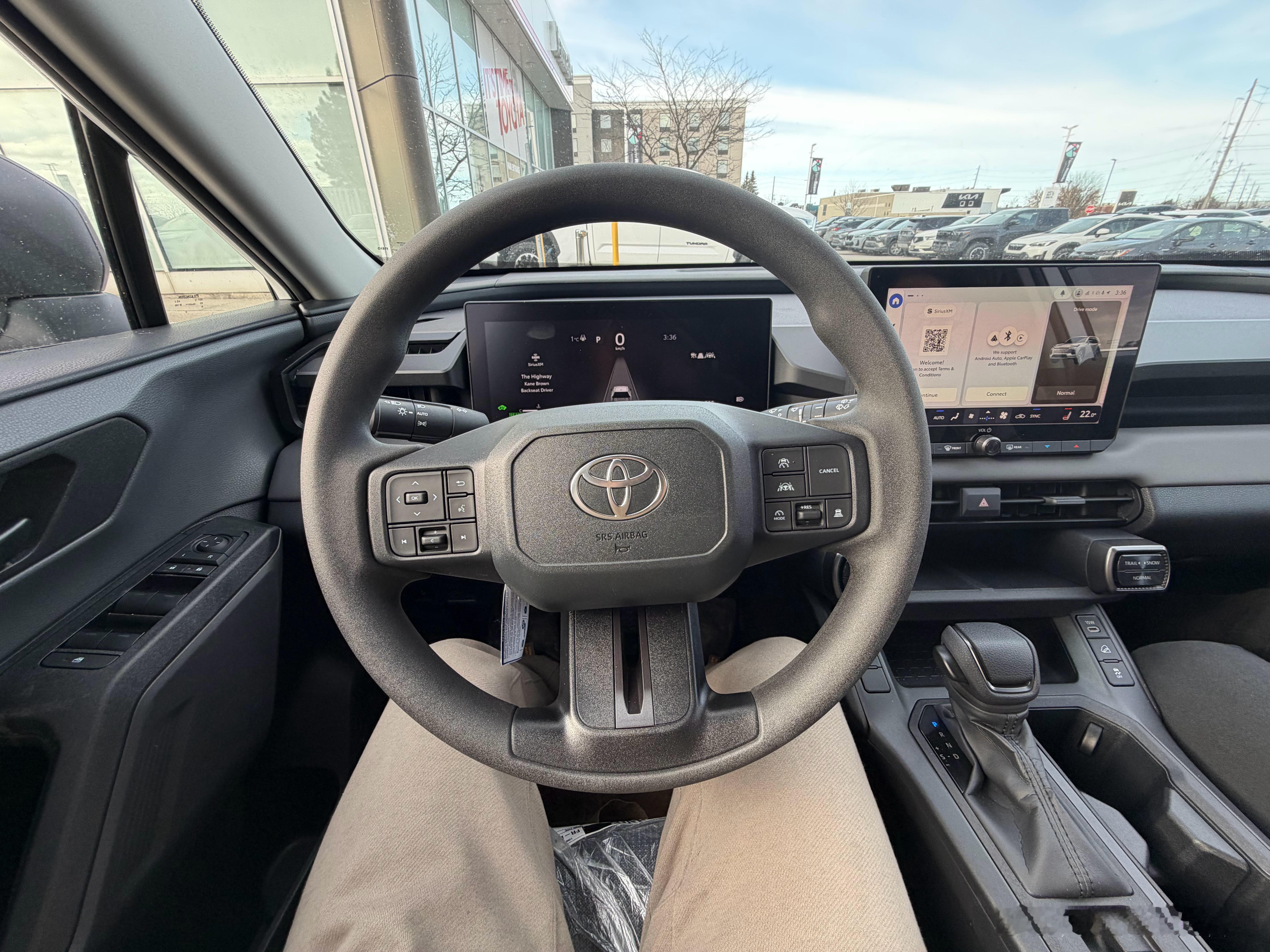 今天试驾了一台全新一代的丰田RAV4，配置是最低配的LE，透过图片可以看出来，他