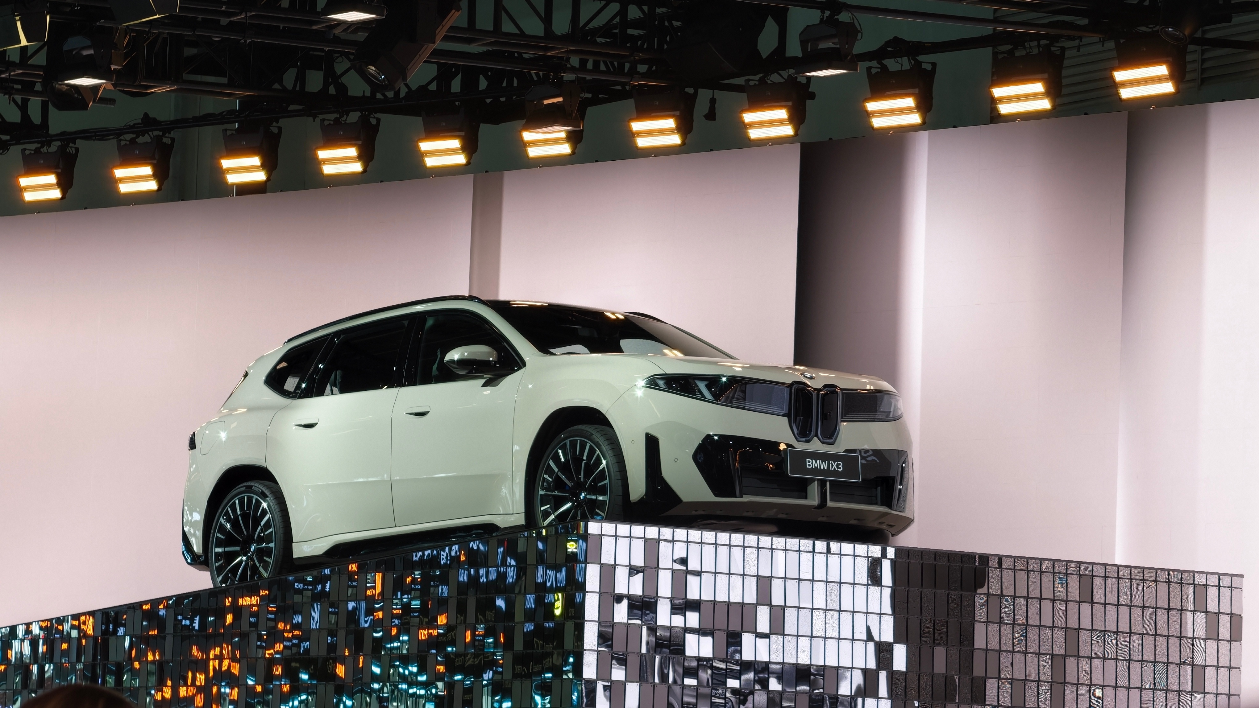 2026北京车展 逛完宝马展台，直观感受是：豪华底色不变，电动与本土化彻底做实，