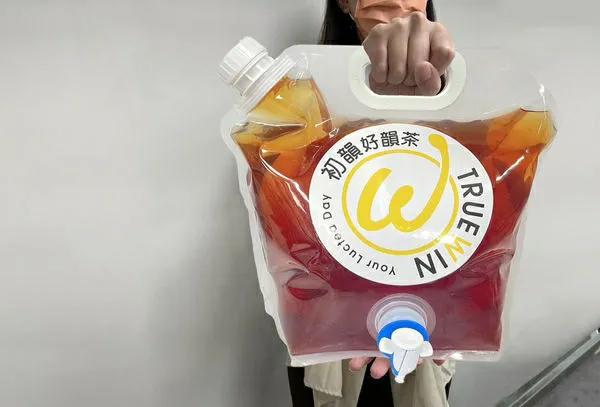 笑翻！台湾网红奶茶力推“豪饮袋”，却酷似尿袋。网友：泌尿科设计的？

最近，一家