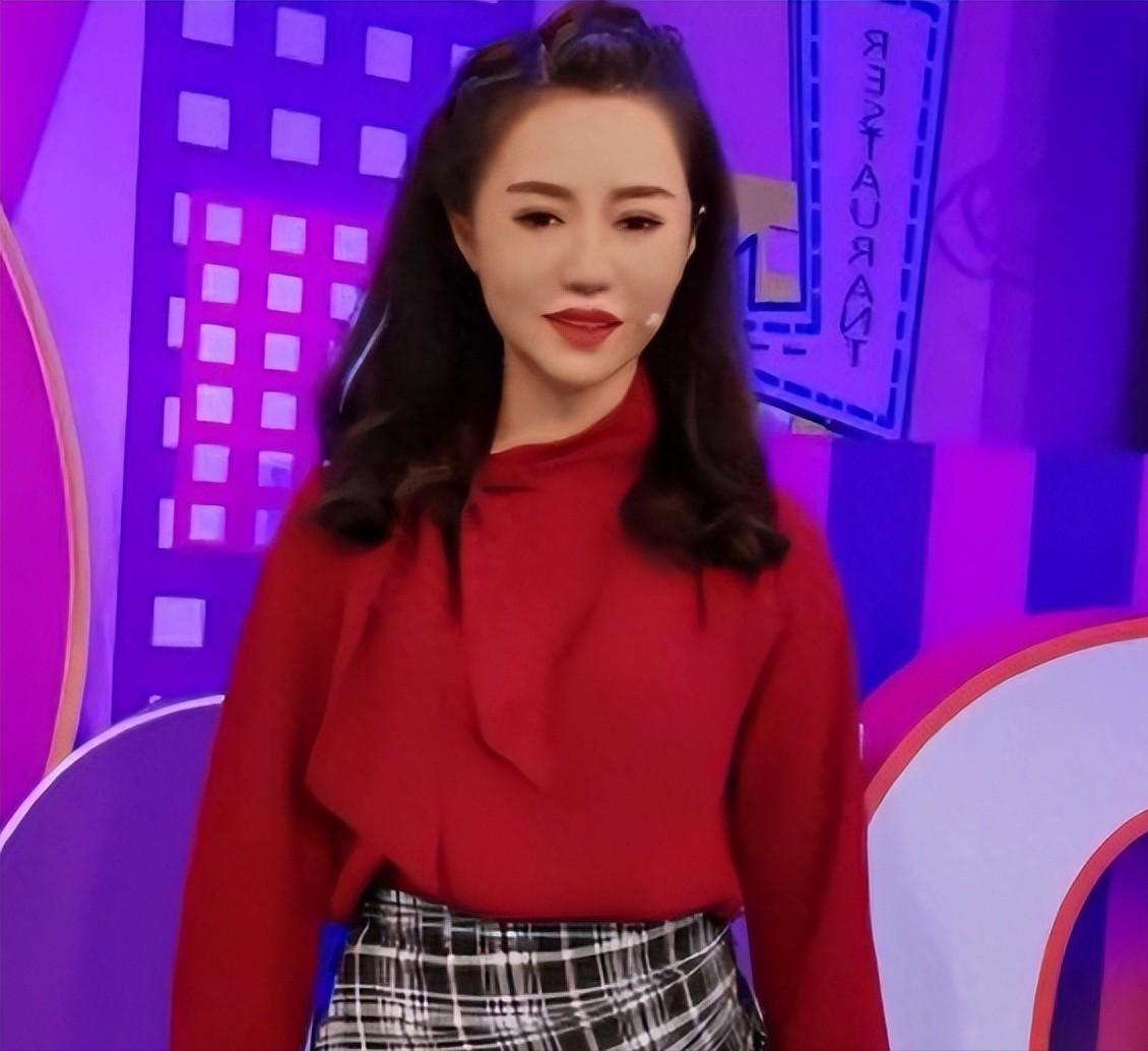 曾是上海知名主持，如今带家人暂居新加坡，一句话道破自己的婚姻。




 
很多
