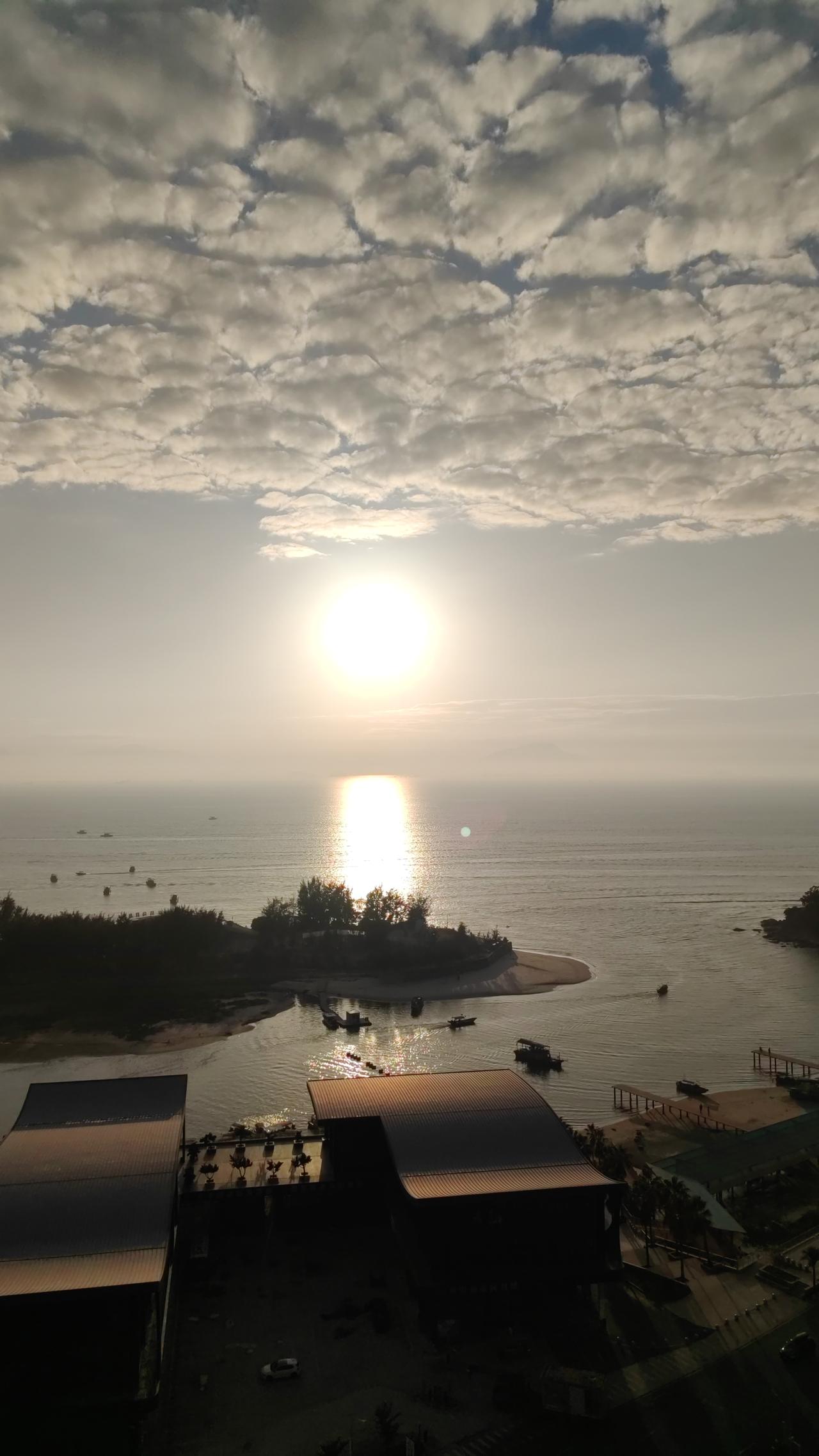 傍晚，我漫步在海边，静静等待日落的到来。
太阳开始缓缓下沉，它不再那么刺眼，原本