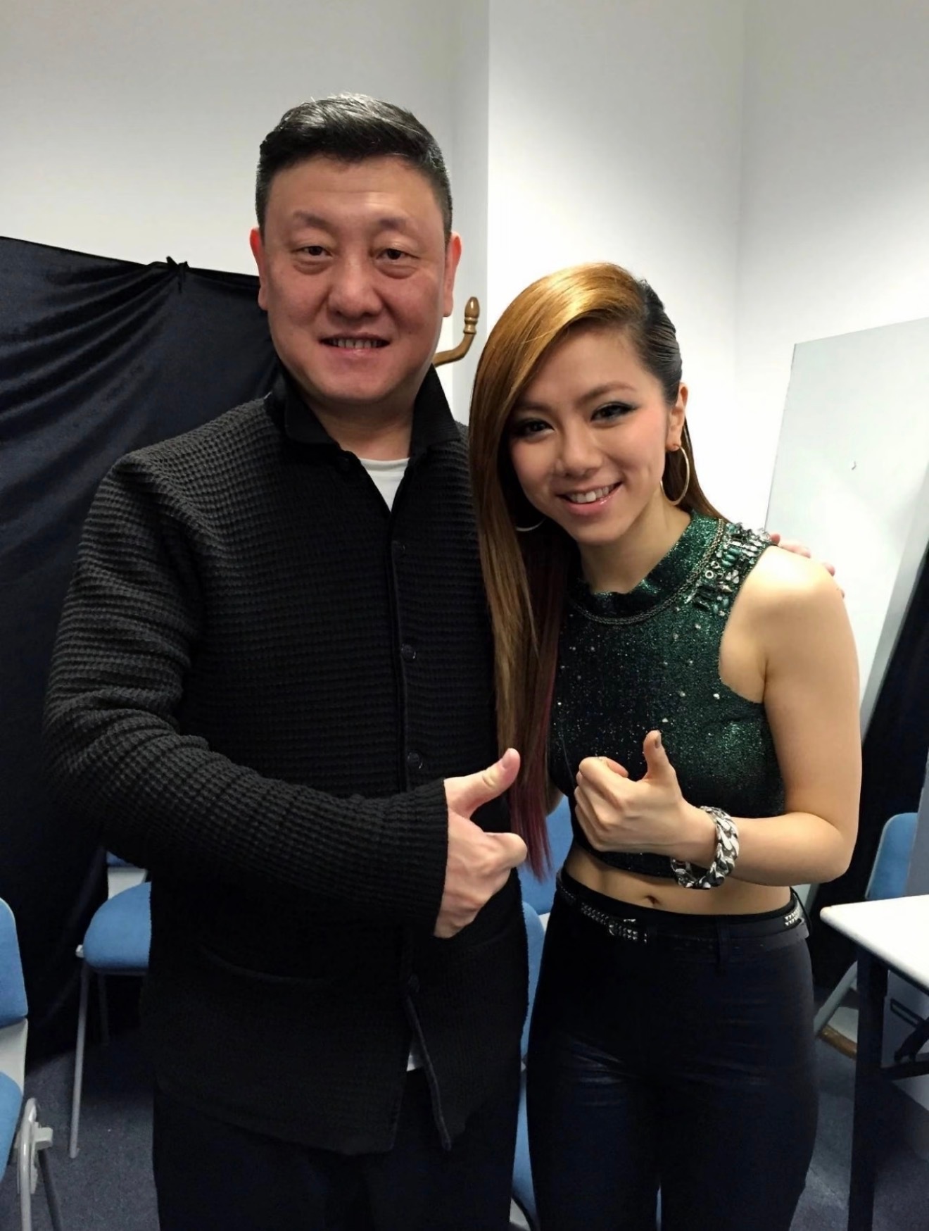 原唱韩磊回应哈哈曹唱等待谁看了不说一句韩磊老师太体面了！明明被唱到瞳孔地震，还得