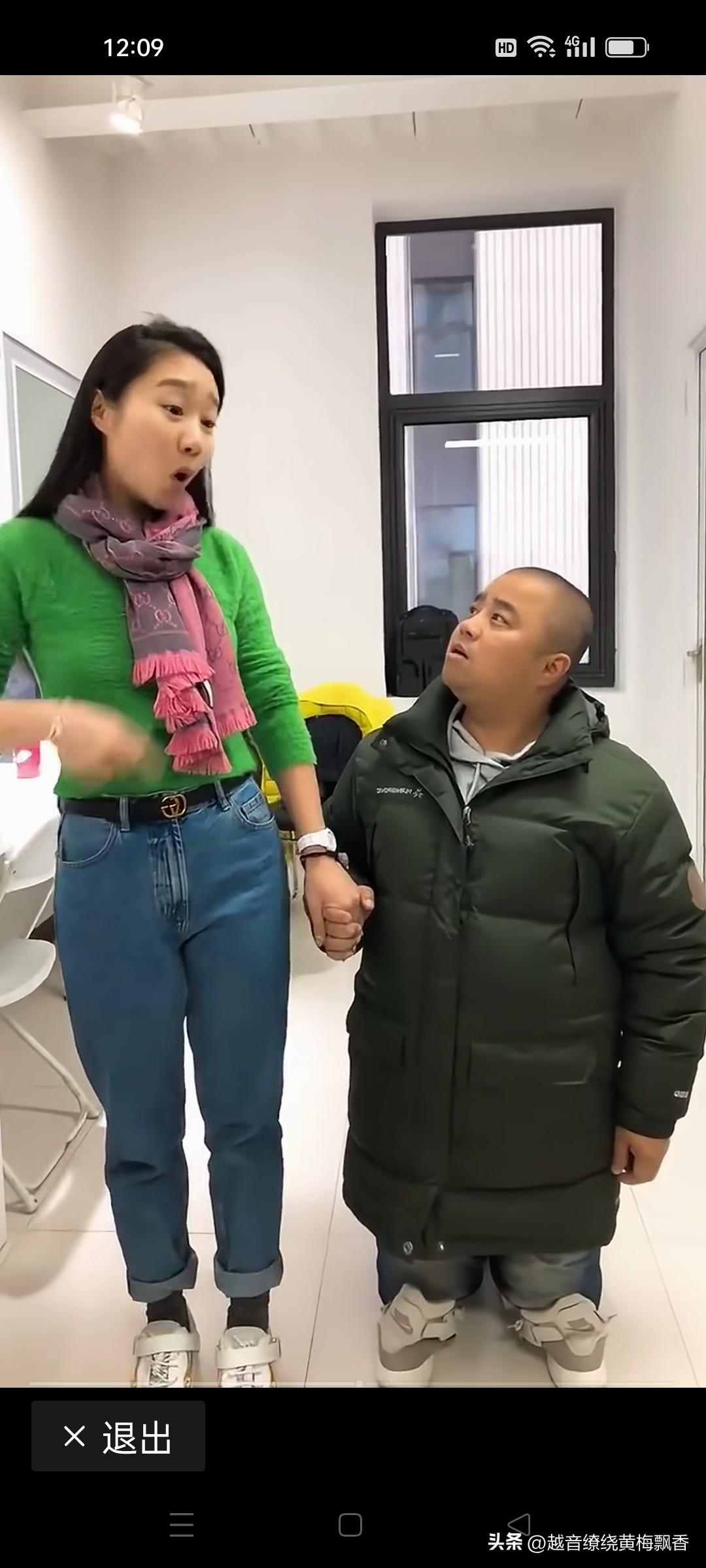 曹随风的段子和师父冯巩的段子一样，毫无一点新意，他的段子是跪着走路，观众们看了都