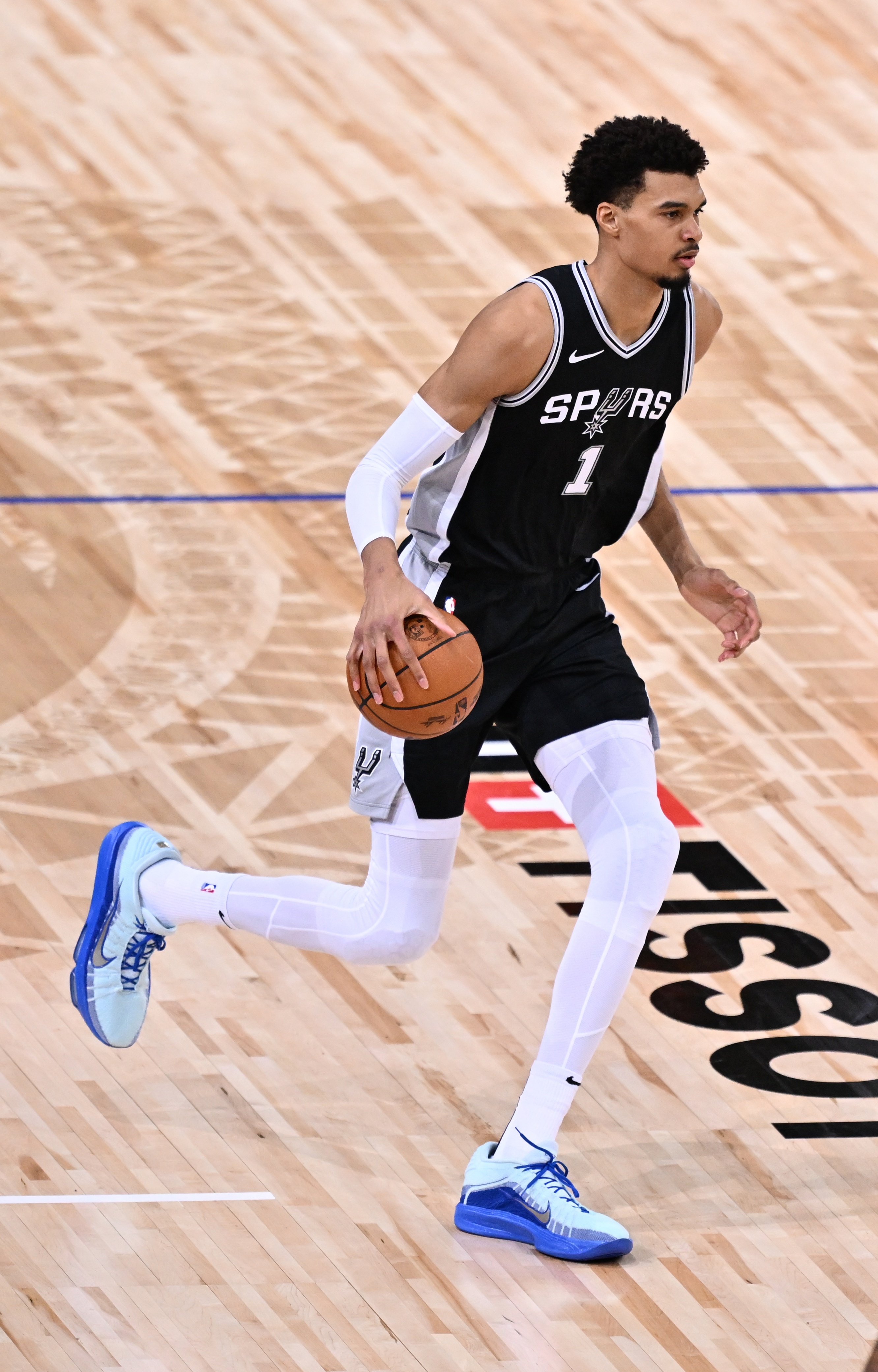 文班亚马今日对阵猛龙投篮8中7，拿到24分15篮板4助攻率队豪取四连胜！新赛季篮