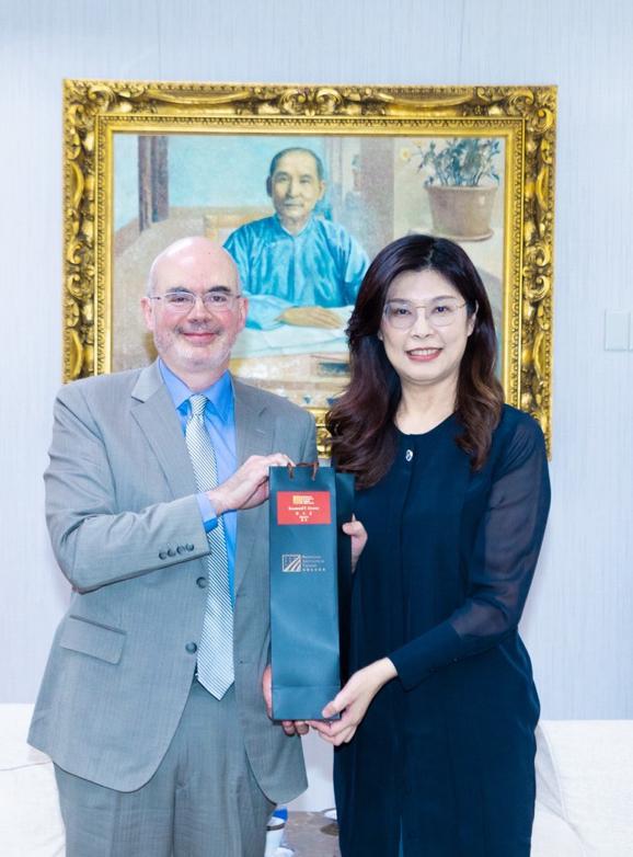 美国AIT处长谷立言当面邀郑丽文「未来适当时机」访华府

梅花新闻网 简立欣/台