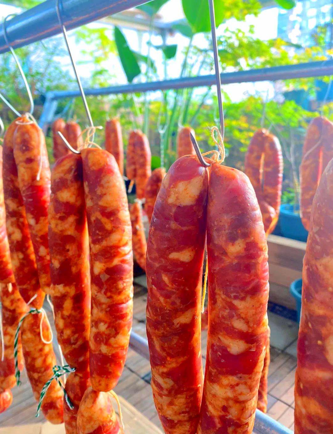 12 月 17 日成都，一男子路过居民门口时，见阳光下挂着刚灌好的香肠，竟旁若无