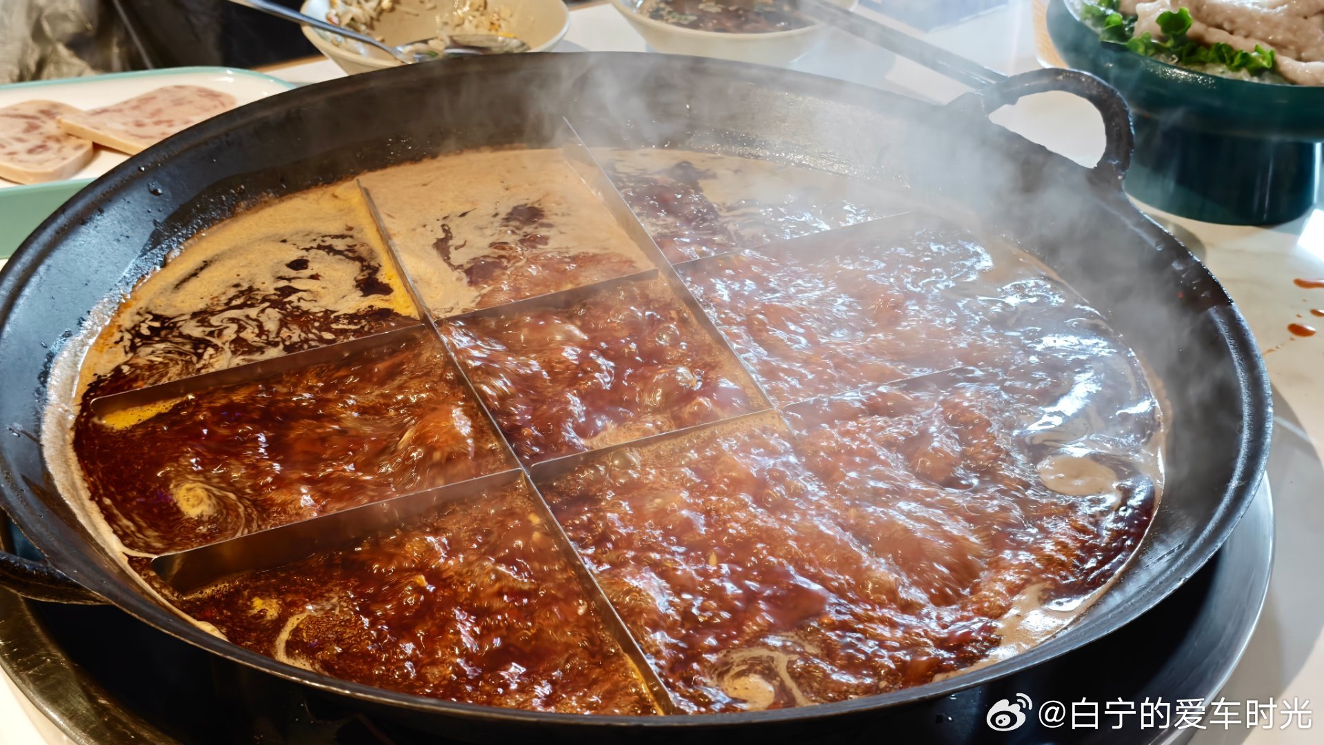 重庆不愧是火锅发源地啊！这火锅可太香了！无敌了！无论是锅底的味道还是食材的口感，
