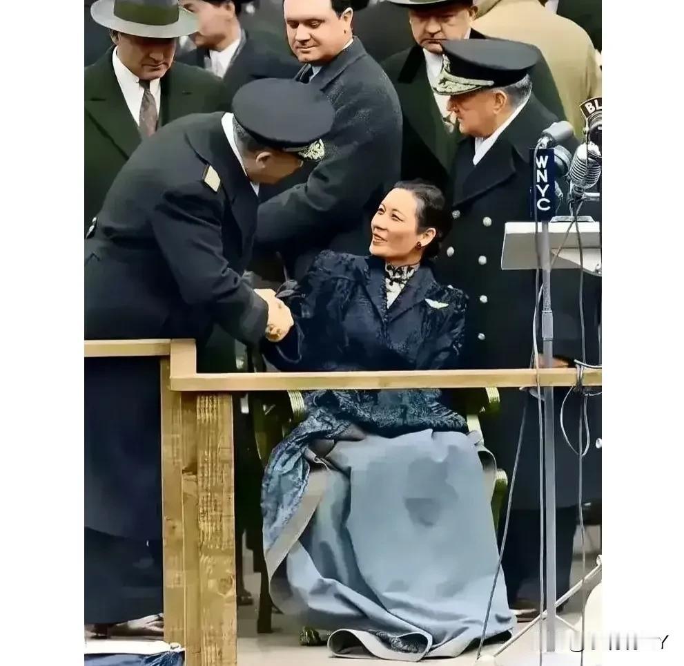 上世纪40年代，宋美龄在美国的留影老照片，这并非演员饰演，而是货真价实的真品，面