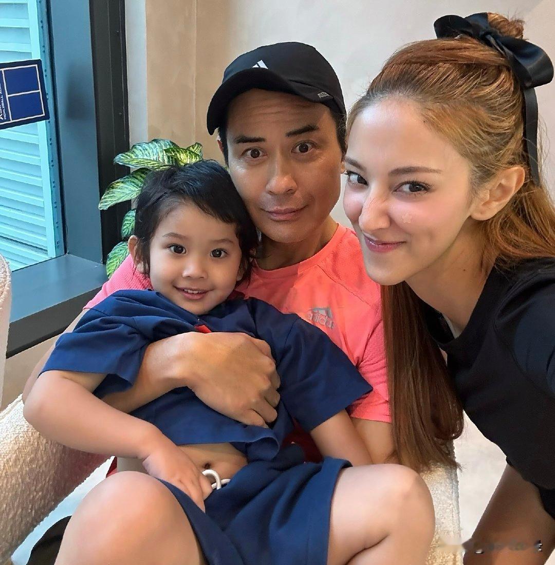 郑嘉颖和老婆陈凯琳一起带儿子到球馆打球，夫妻俩虽然年龄差距二十岁左右，但外表非常
