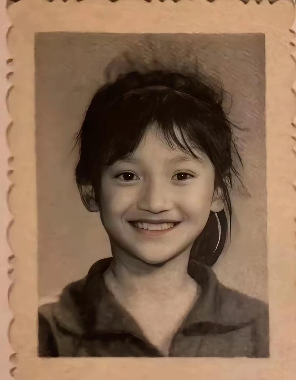 周迅让“眼里有光”具象化了！小时候的她灵气满满。两颗黑葡萄里闪着荧荧的小钻，又似