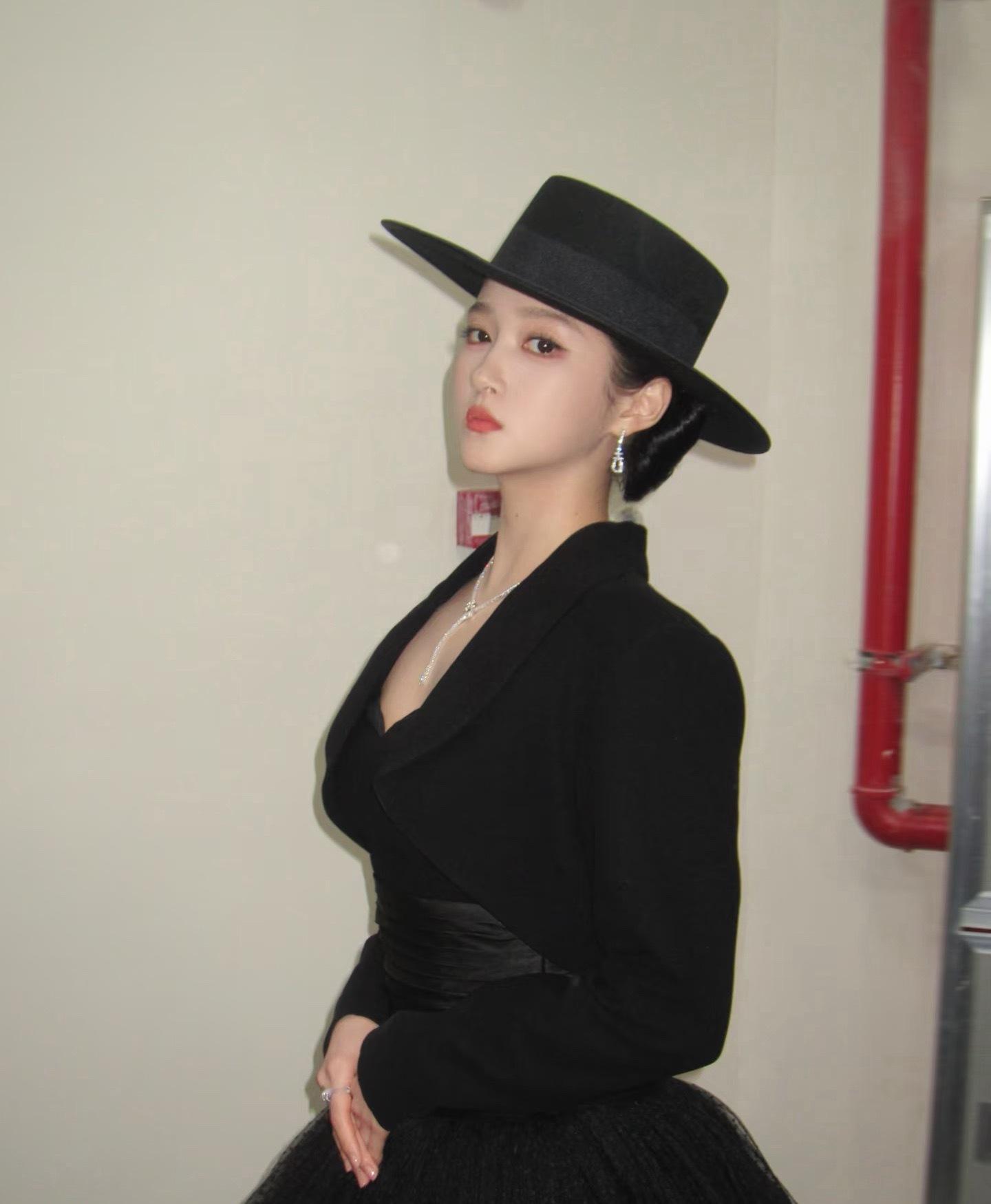 关晓彤：hii 你“礼帽”了嘛🤓 