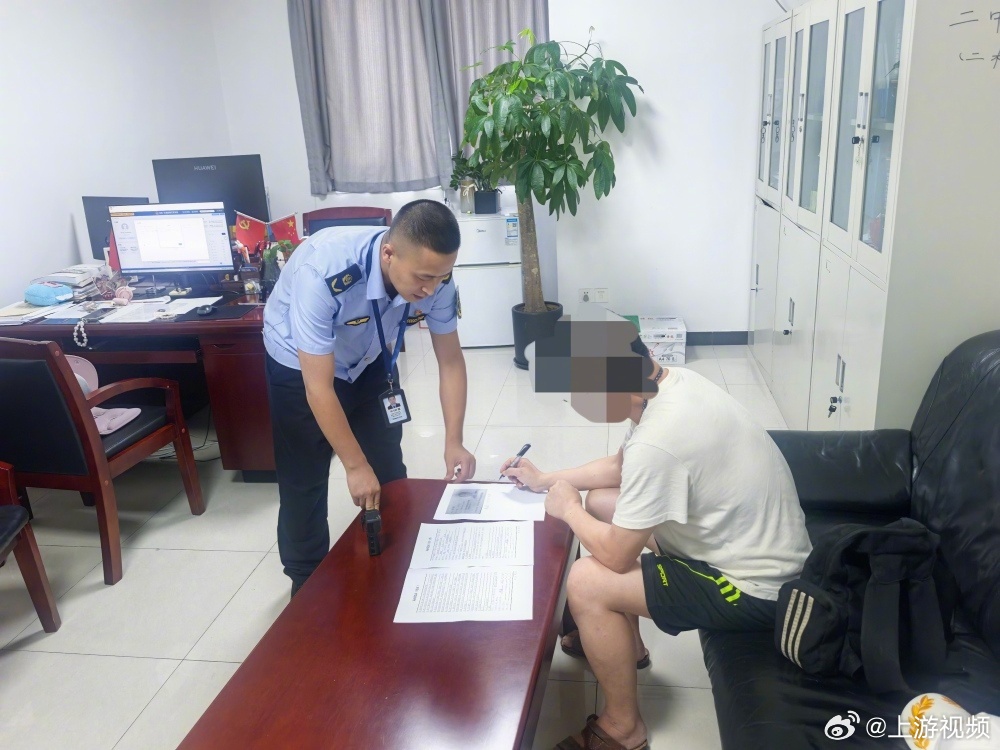 #重庆一男子轨道车厢吸烟被罚款50元#【乘客在轨道交通列车车厢内吸烟？罚！】#乘