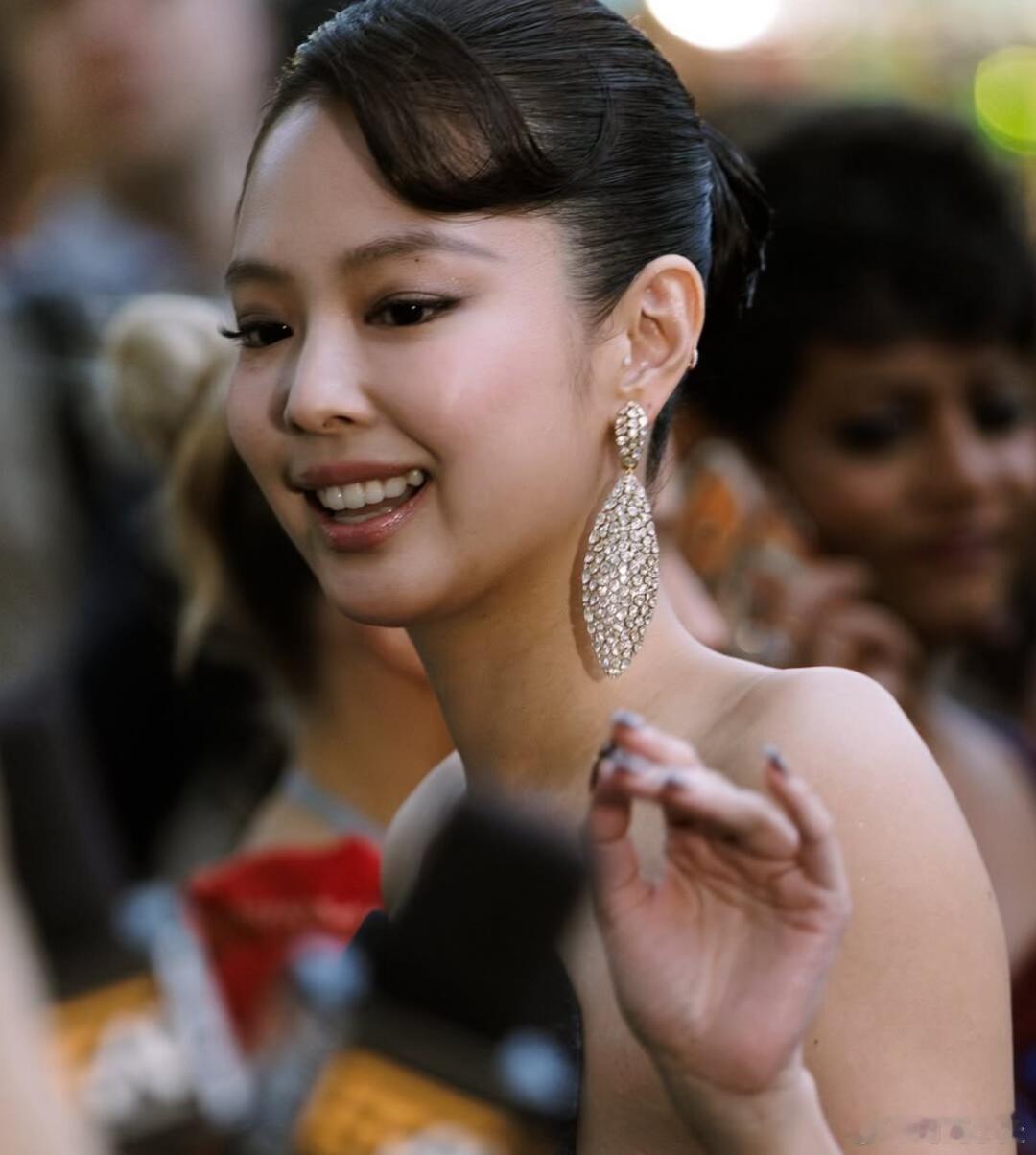 Jennie《时代》百大盛典穿搭解析Jennie欧美风时尚灵感解读一、造型品牌-