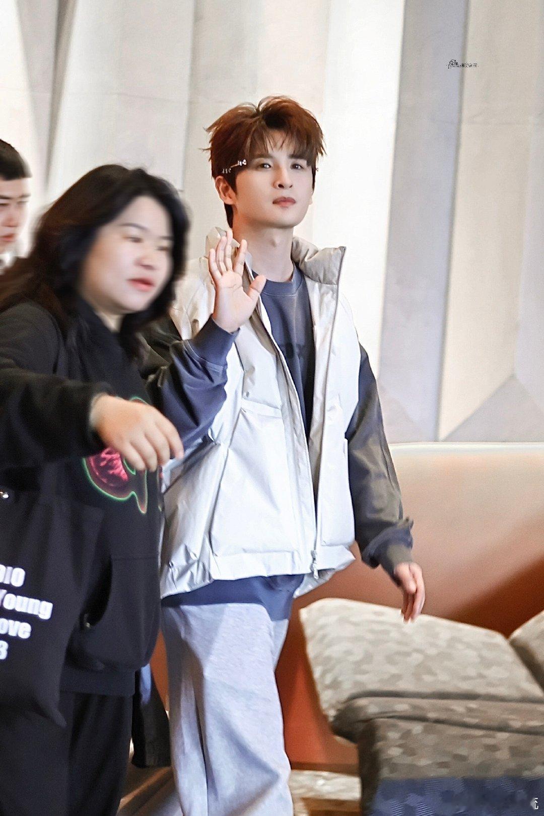 张远披荆斩棘最后一次上班 总决赛的舞台灯光已经亮起，张远迎来了在披哥的最后一战。