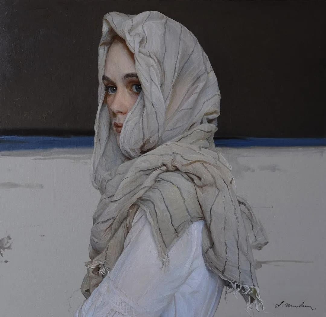 神秘面纱下的温柔眼神，静谧而深邃，就像搜狐网描述的那位女性。她身着低胸白色抹胸上