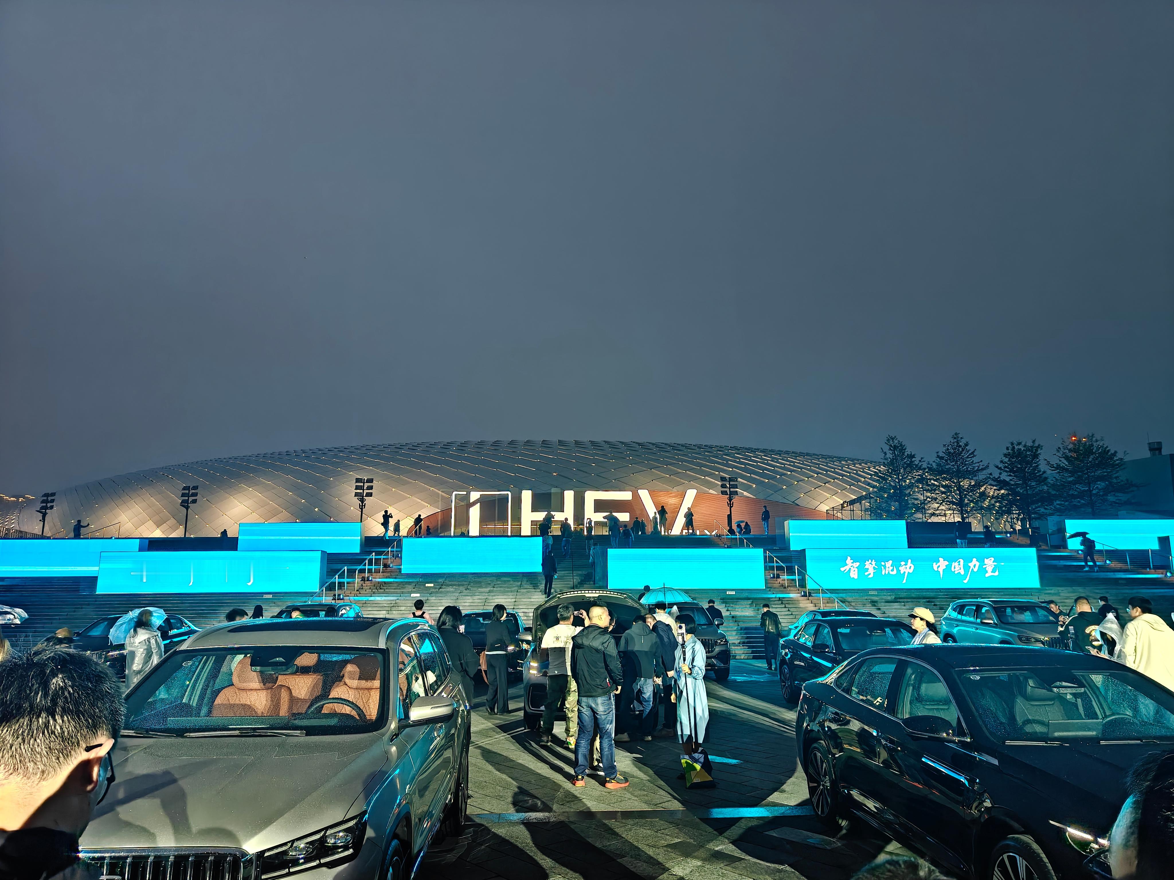 吉利发布全球新一代AI油电混动i-HEV智擎混动，以五大颠覆技术刷新行业纪录，树