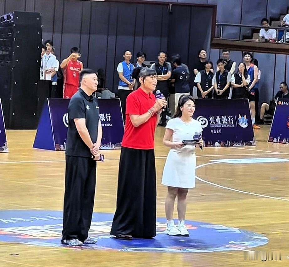 没想到杜锋担任广东篮球协会会长之后，工作真是忙不停啊，日前他刚参加完粤BA总决赛