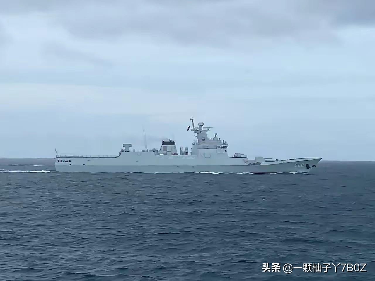 8月8日柬埔寨军方元老狄班五星上将专程登船，观摩我国援助的“国公胜利号”护卫舰首