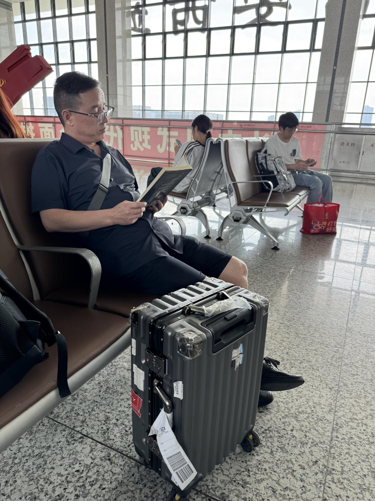 人生如一场盛宴，当与认可你、信任你、欣赏你、盼你好的人共赴；  勿与消耗你、否定