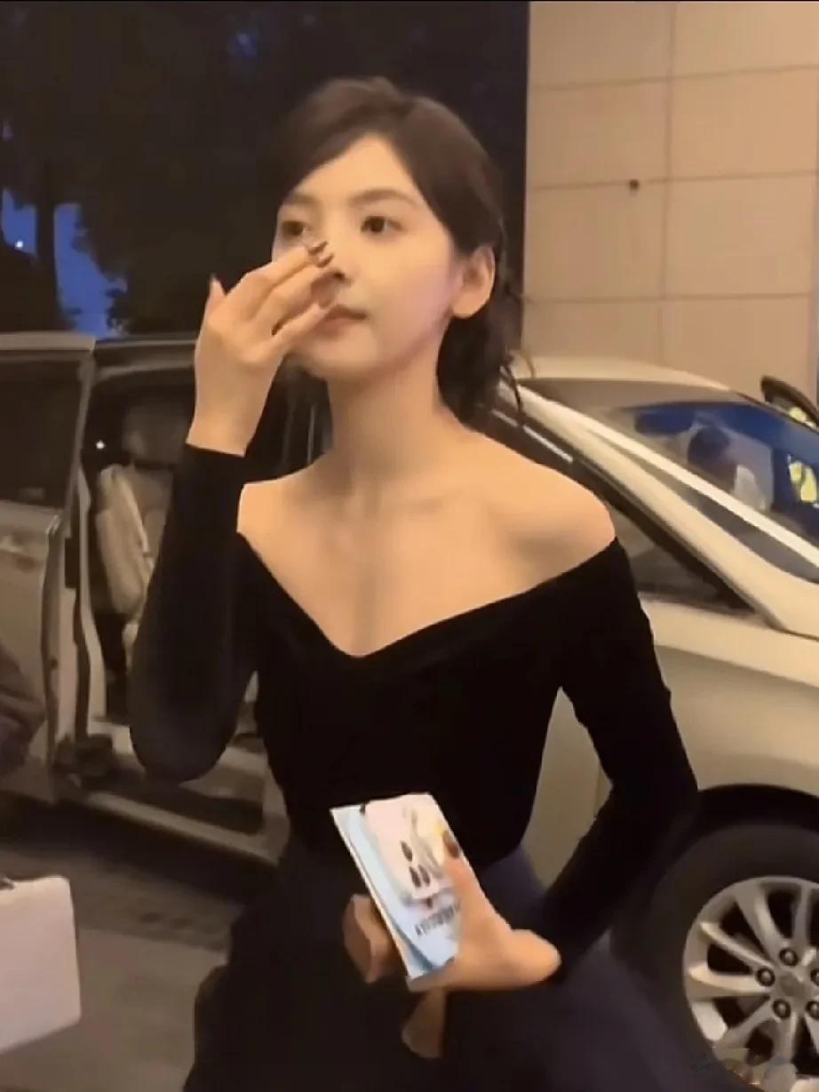章若楠夜色中，优雅的黑色连衣裙，