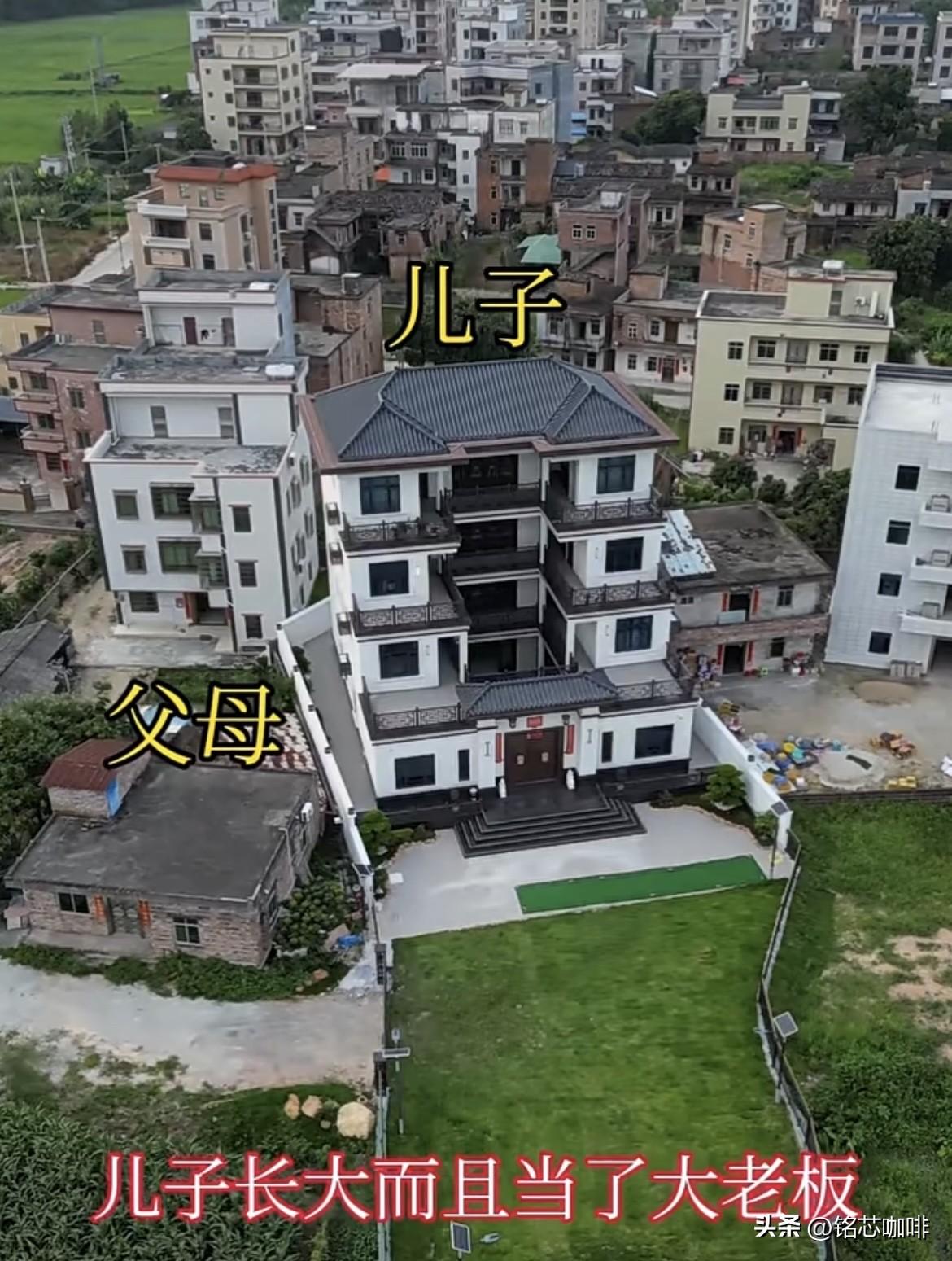 儿子长大而且当了大老板，
父母还当儿子是小孩子一样，
守护在儿子旁边‼️