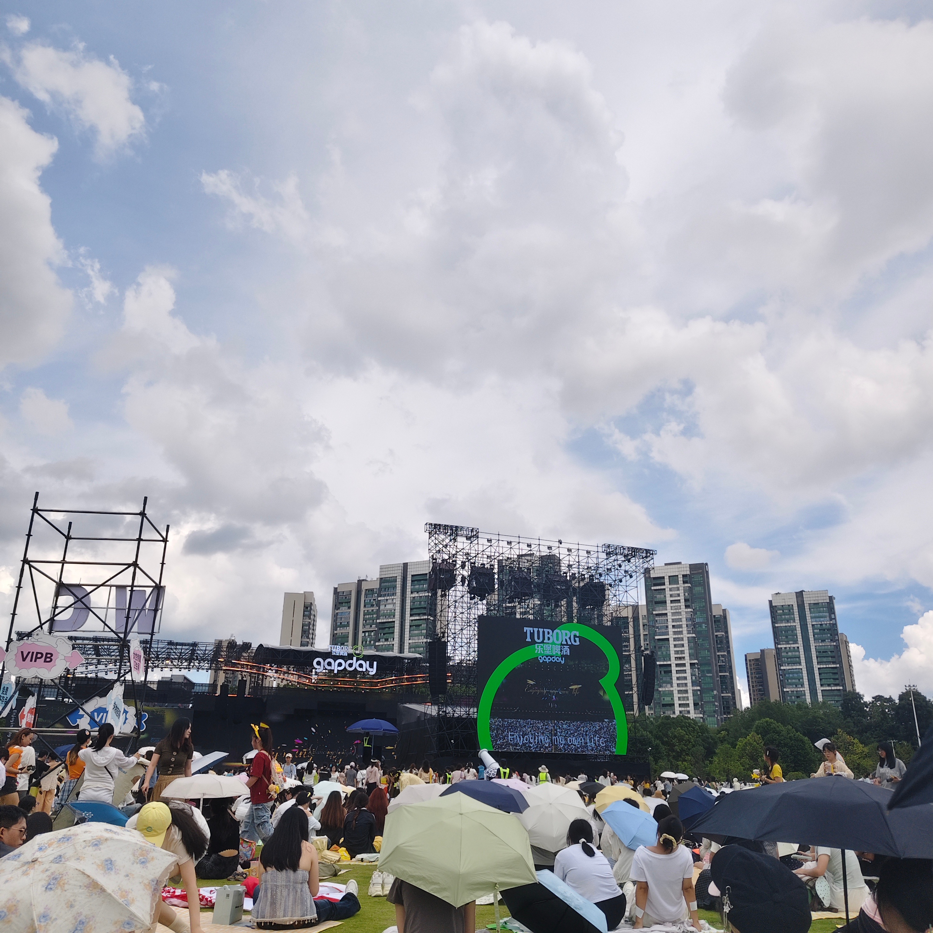 终于到了我开始席地而坐 