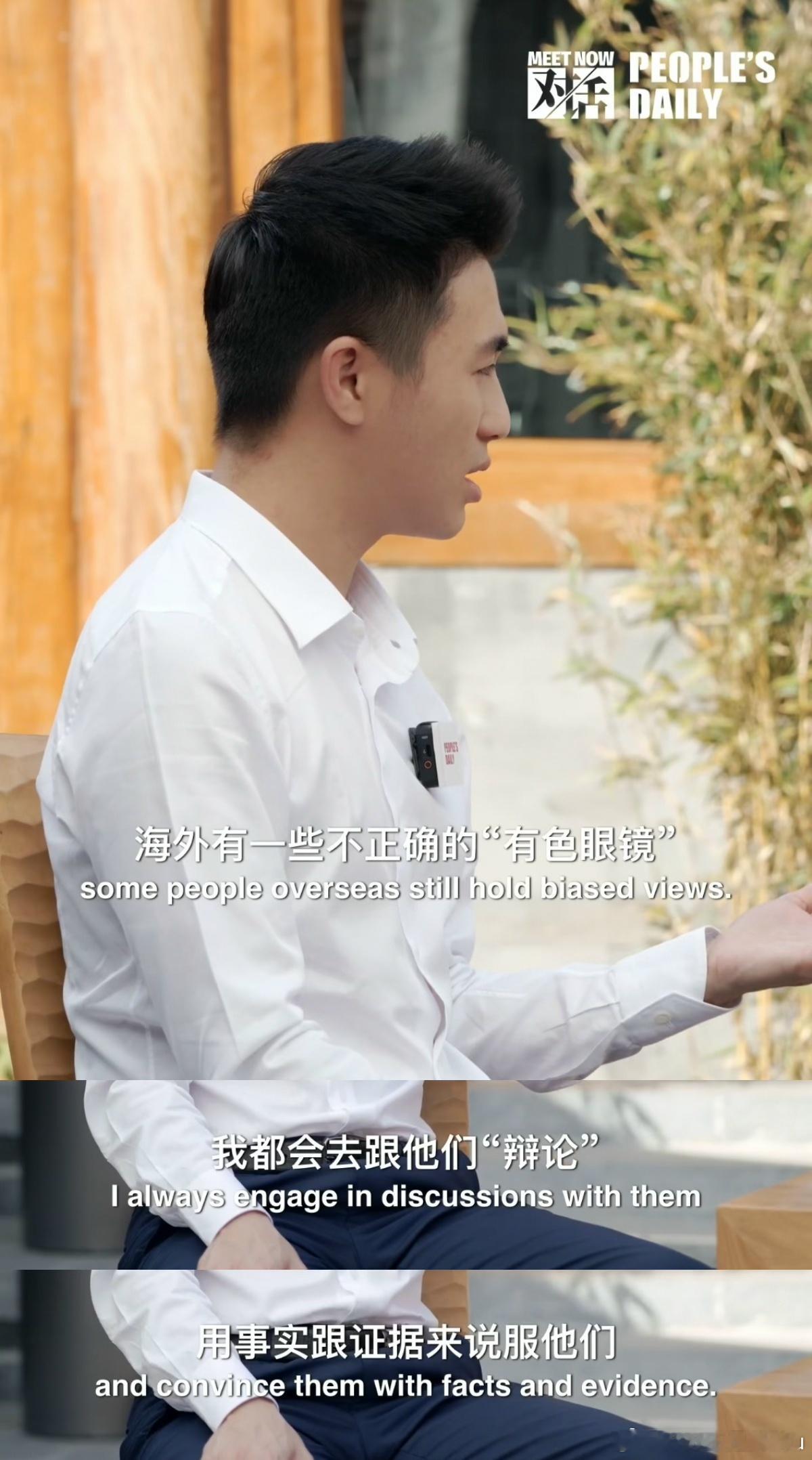 何猷君向外国朋友炫酒店送餐机器人 何猷君下意识向外友展示酒店送餐机器人，由衷自豪