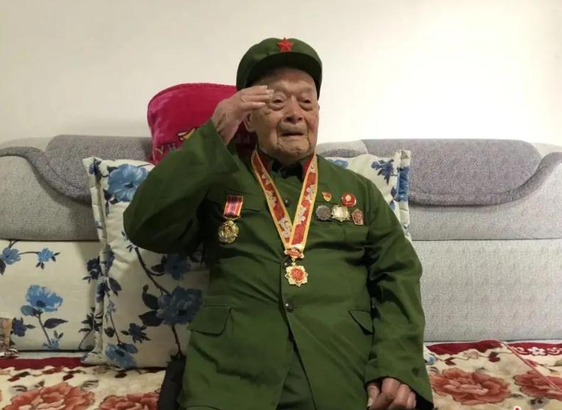 1952年，朝鲜战场上，蒋诚一人就干掉400多名敌人，但在他退伍回乡后，因档案被