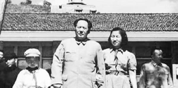 1972年李讷生娃后写信请求爸爸接济8000元，毛主席看罢来信后，心痛不已，指示