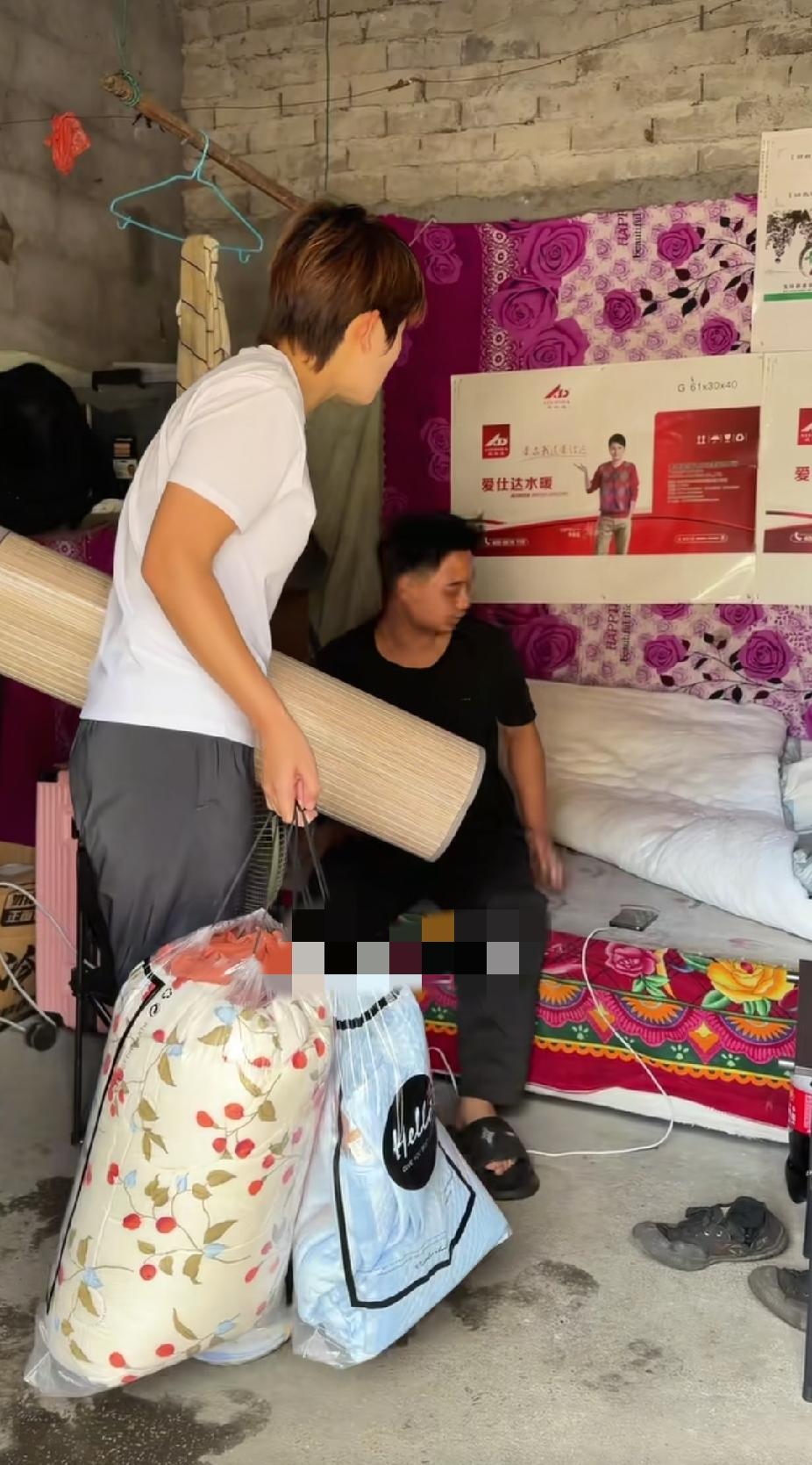 正在出租屋里休息的小伙子，看到突然走进屋子里的女子，瞬间感动得掉眼泪了。

走进