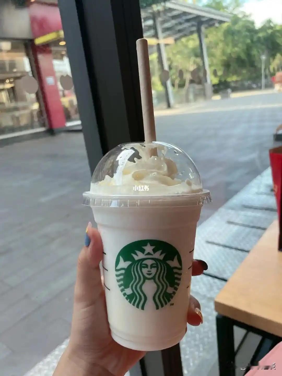 我以前逛街的时候，有一个关于奶茶特别大的疑惑。

我会看到大街上拿着一杯奶茶的妹