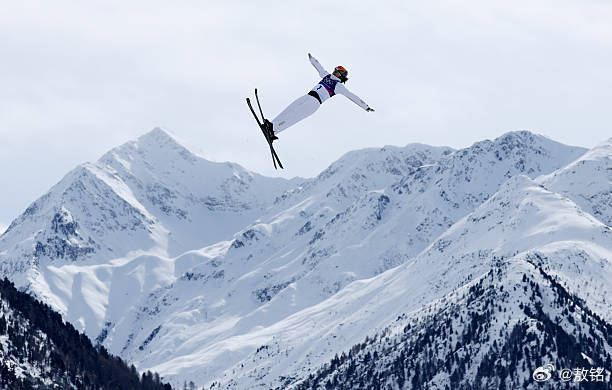 徐梦桃说荣耀见证了我的冠军荣耀 不久前结束的米兰冬奥会上，36岁的徐梦桃成为历史