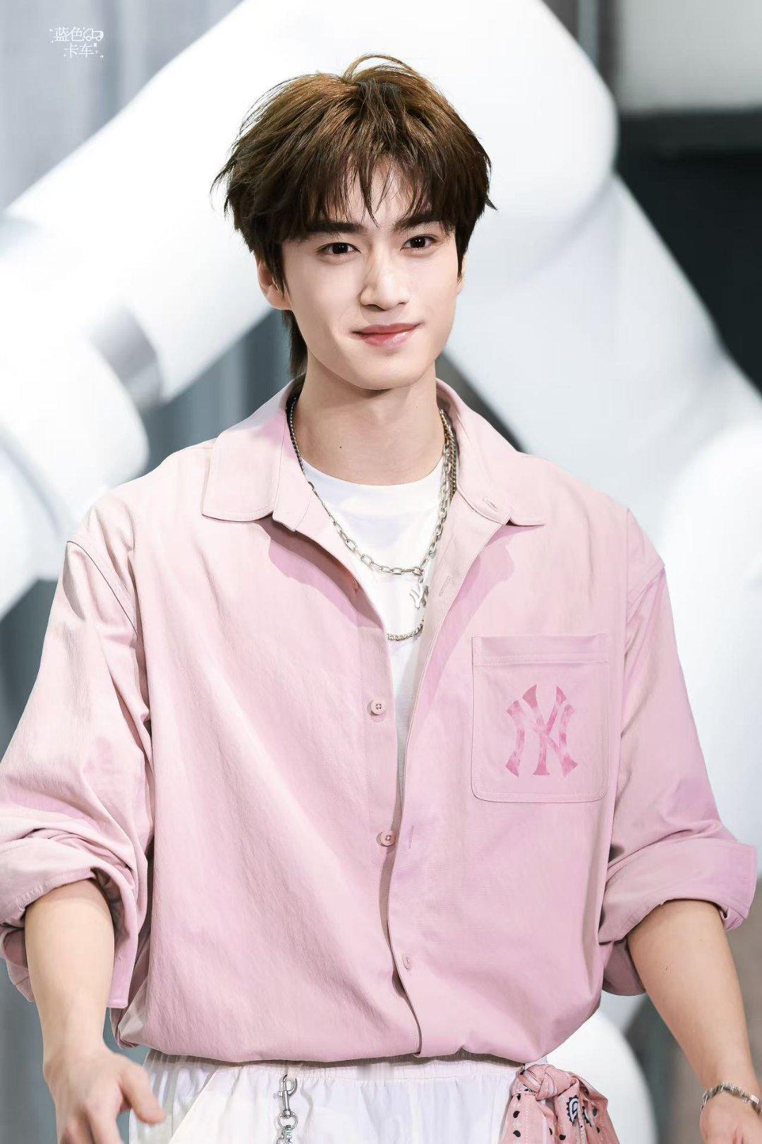 张康乐退场全方位饭撒谁听见张康乐这句粤语不迷糊啊张康乐身着粉衬衫清爽又少年感十足