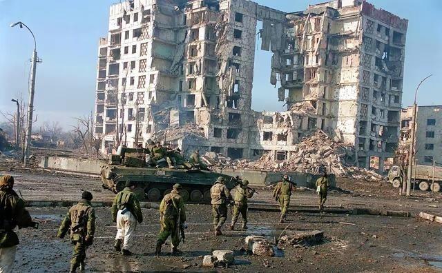 伊朗这场仗，基本上已经打不下去了。不是说伊朗要公开举白旗，那是绝对不可能的，毕竟