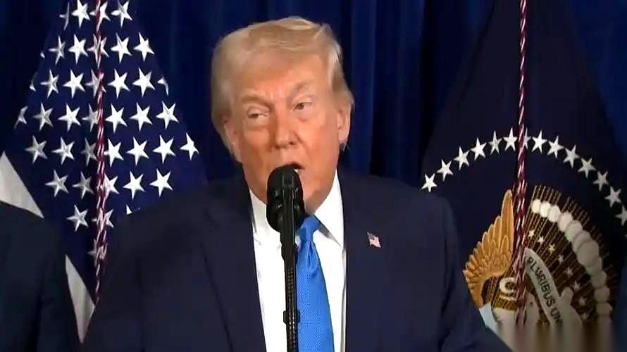 特朗普最新的“逐客令”出炉了：美国的大门，不光被上了锁，还直接用焊条焊死了。
他