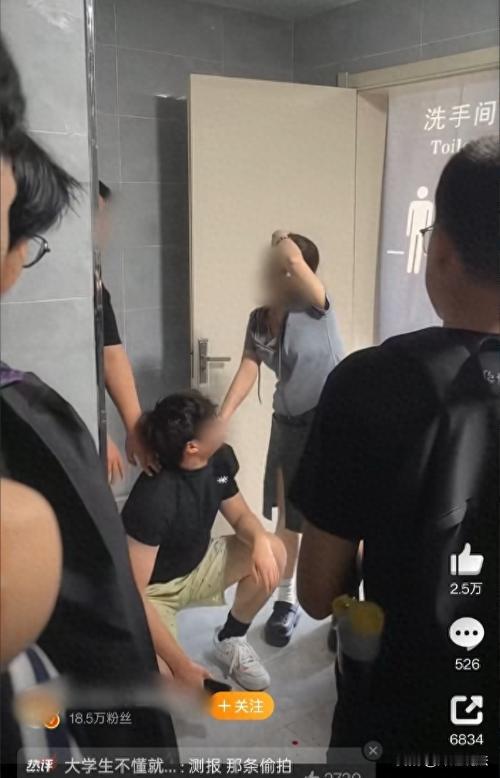 河北，一个男学生偷偷溜进女厕所偷拍女生，结果被人家当场逮住了。这女生拽着他衣服不