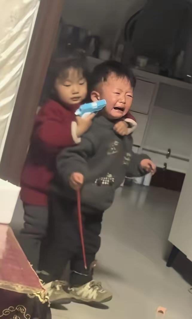 姐姐：给我备上两板 AD 钙奶、十块巧克力，再拿两包辣条来，不然我可就撕票啦。