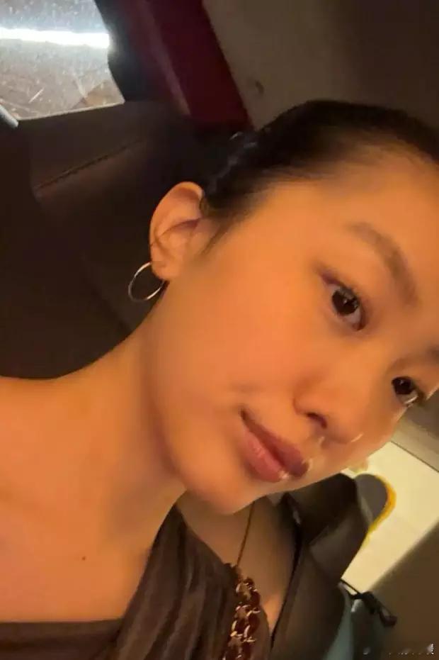 分享娱乐[超话]分享娱乐 陈奕迅女儿与甄子丹女儿自拍合影！二人亲密贴贴互动有爱 