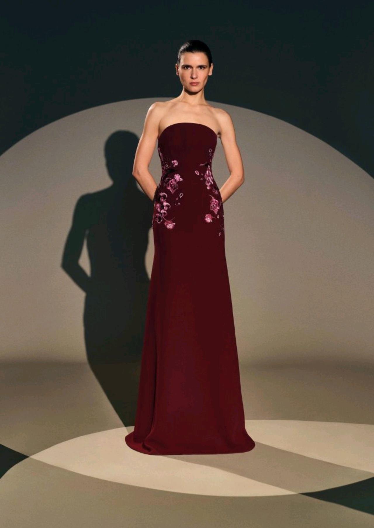 Naeem Khan 2026早秋系列，调色盘仿佛从一场经年的波斯细密画中提取，