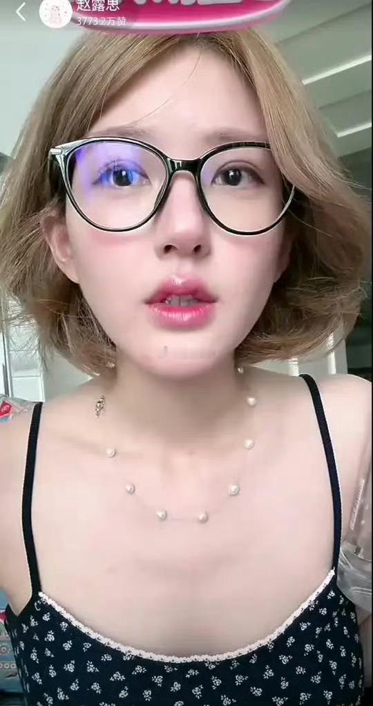 赵露思直播大家看了吧？总结就四个意思：1.我赵露思不是不想付违约金，是想赶紧付违