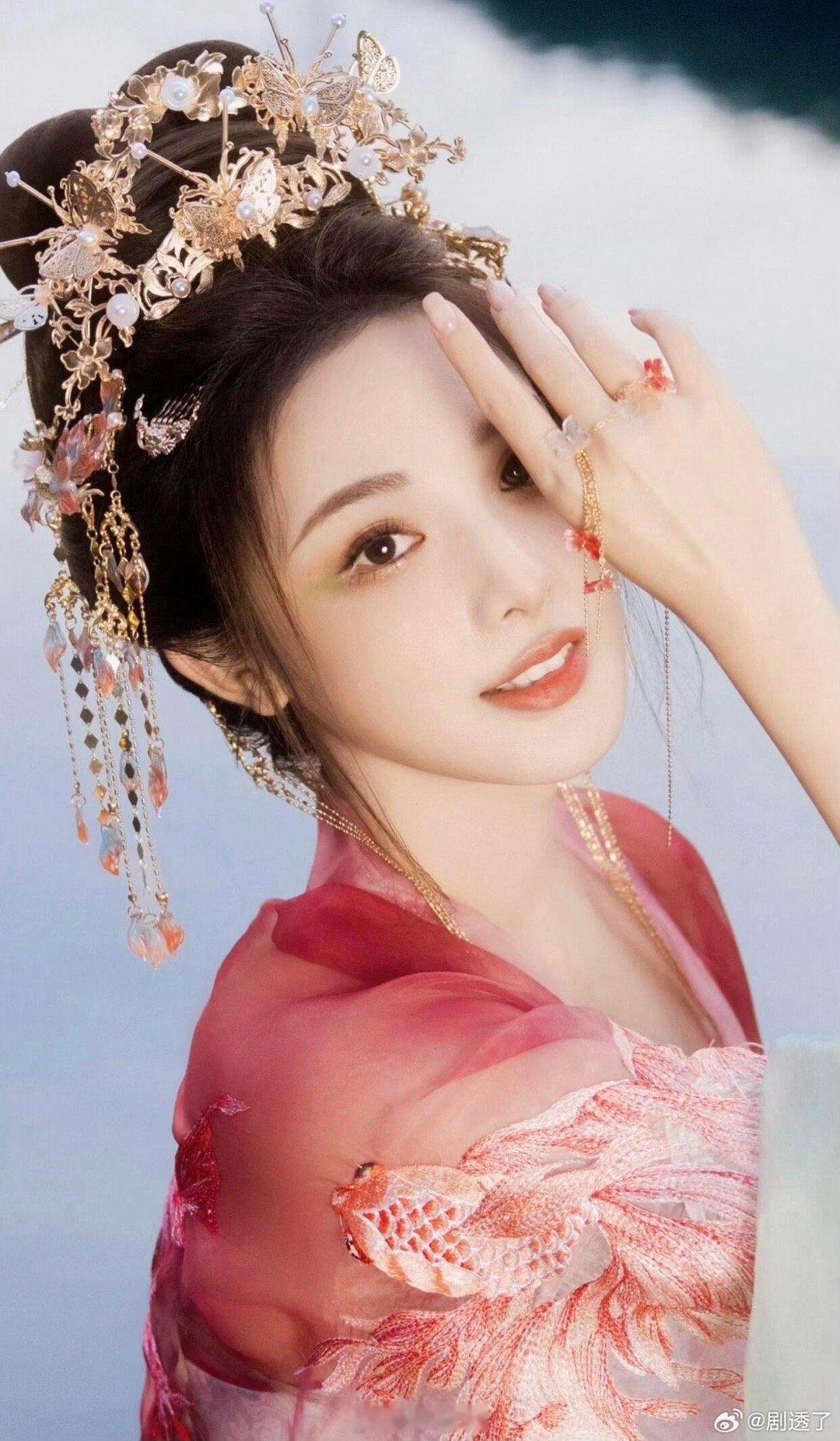 彭小苒和粉丝的互动太戳心了！面对关心，她没有诉苦卖惨，而是真诚表示没资格言辛苦，