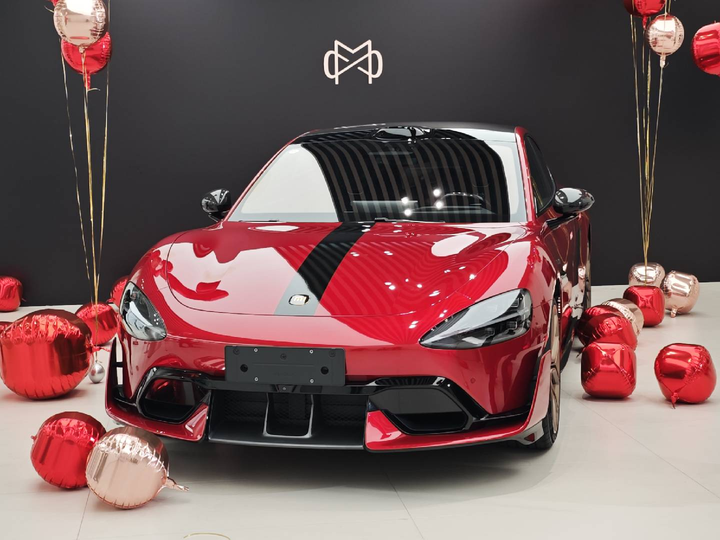 全国首台小米定制服务交付完成竞速红也太好看了吧！红黑撞色超有运动感，双色内饰还挺