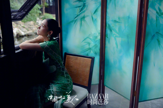 #林允旗袍美人# 时尚芭莎拍摄江南十二美人苏绣主题的林允太美了，温婉美人有了具象