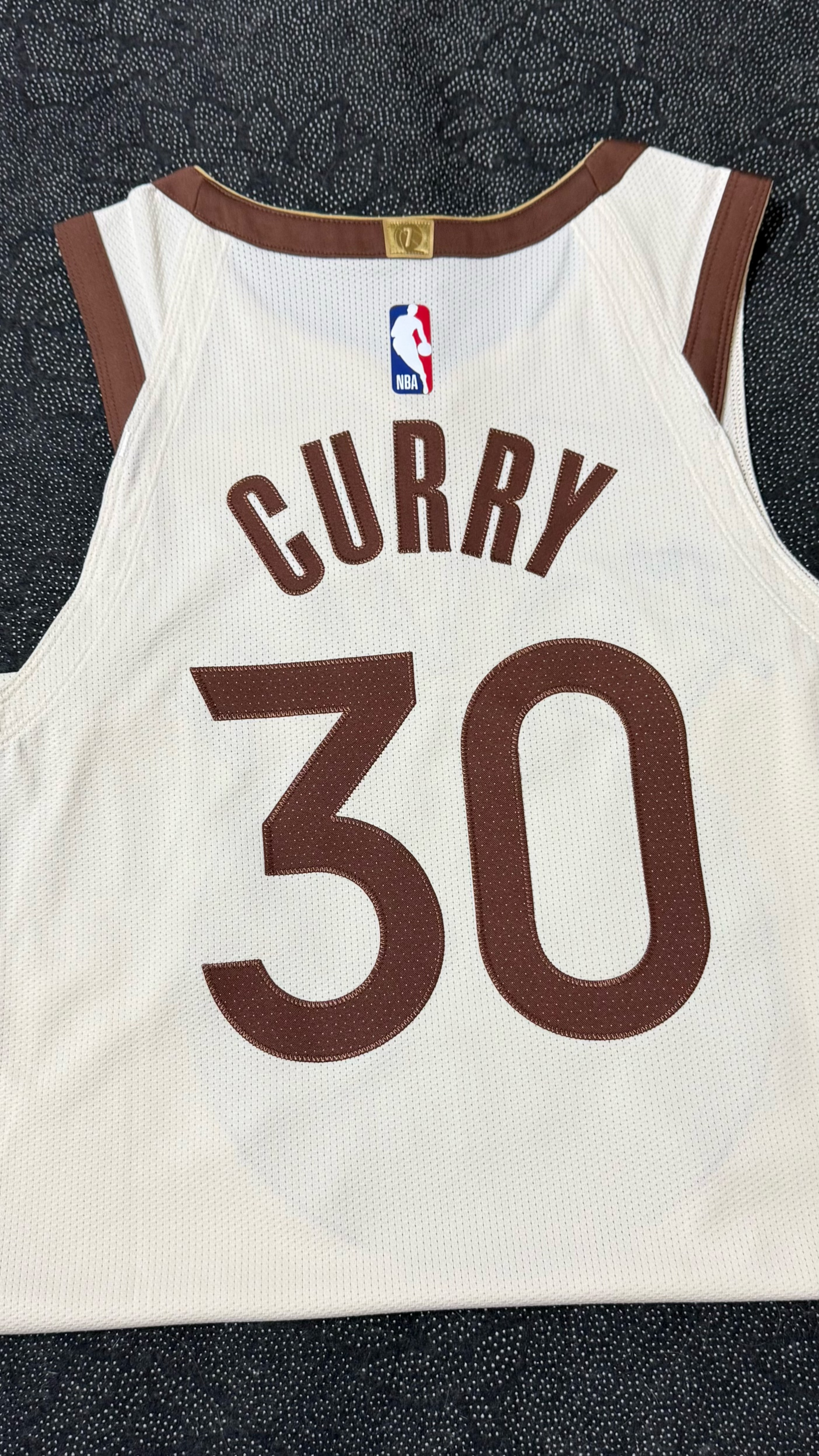 可能是国内第一批收到新赛季au球衣带p版的？经典橡树还是太权威了🤎库里