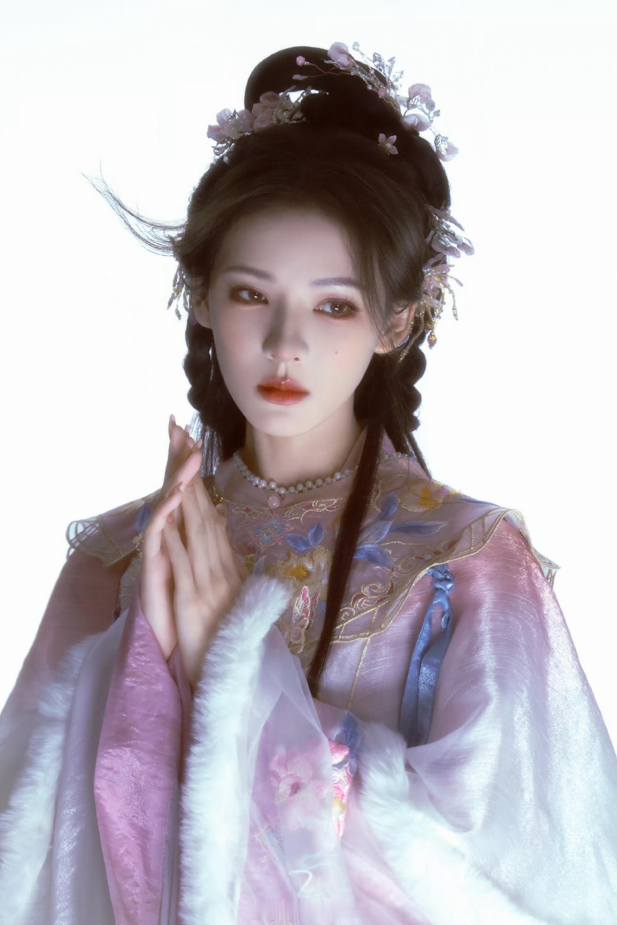 张予曦cg建模脸这是真人能拥有的面部精度？张予曦古装亮相宛如高配版虚拟歌姬，紫藤