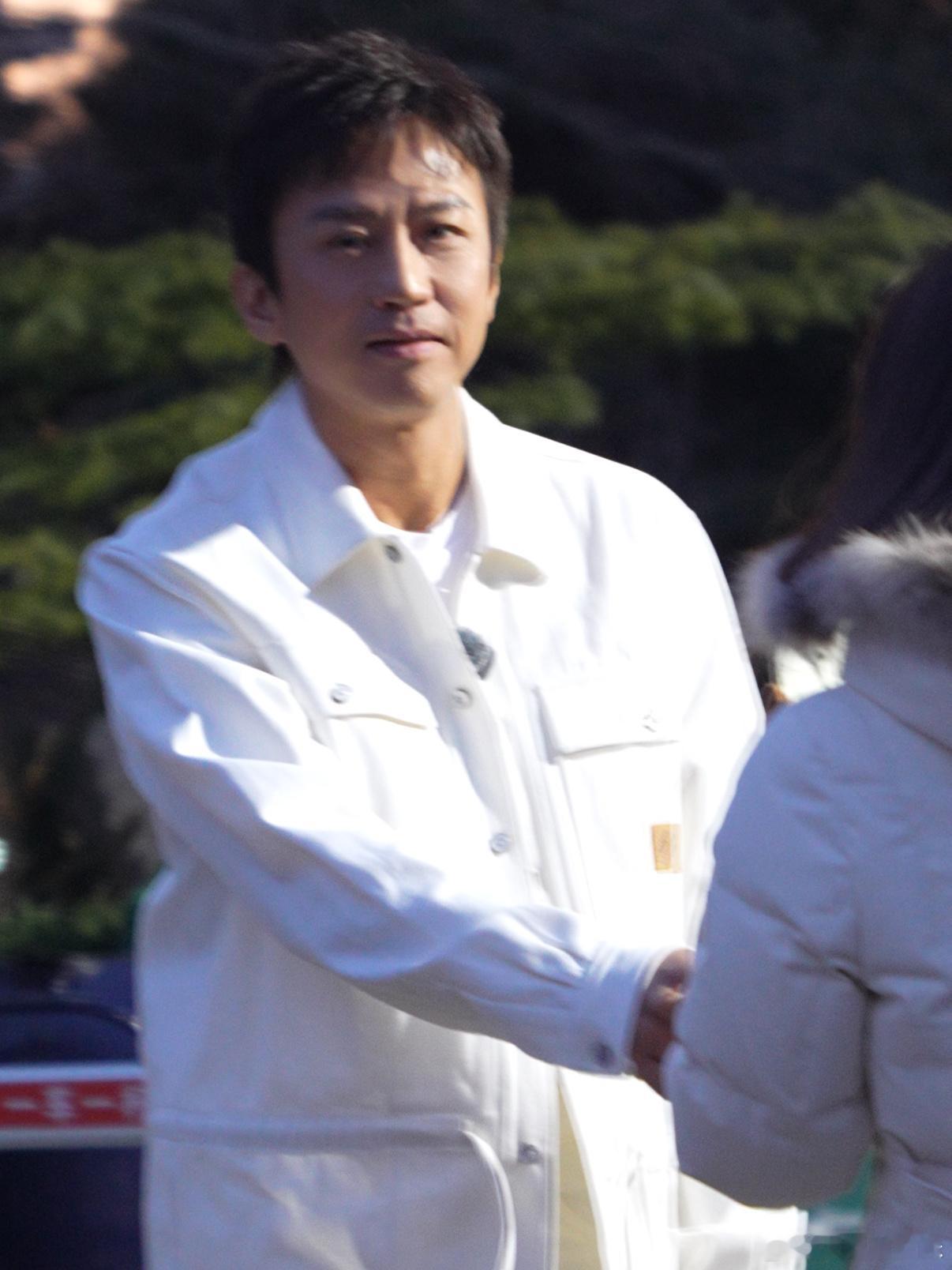 邓超的饭从上班撒到下班 从上班宠到下班，温柔与真诚藏在细节里，亲和力拉满！认真对