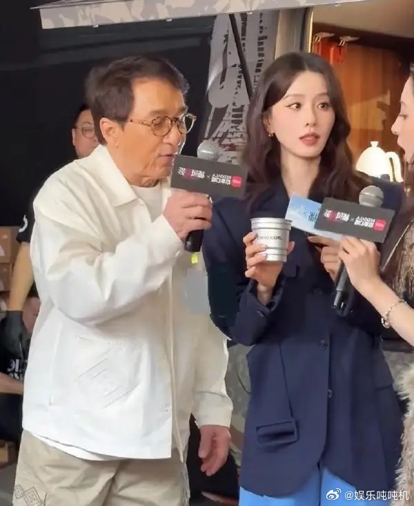 昨天刘诗诗和成龙一起出席活动，两位都穿的很时尚，也都显得好年轻。刘诗诗上身穿了一