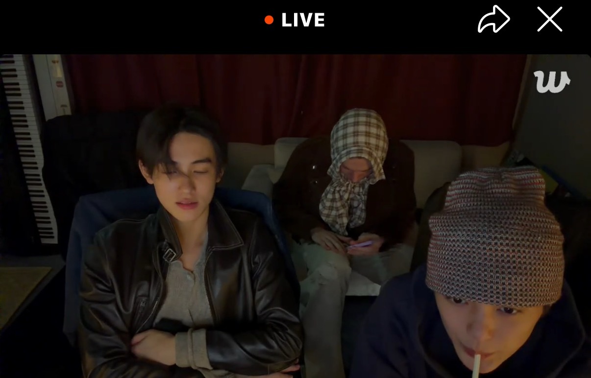 安乾镐和严成玹一起直播为什么上世趋的却是严成玹的脸蛋？说好的门面呢严成玹 脸蛋